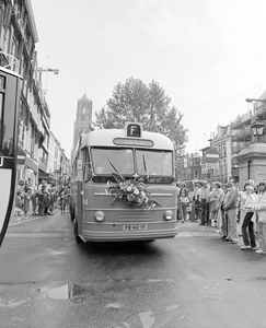 883680 Afbeelding van de optocht met historische autobussen en trams op de Mariaplaats te Utrecht ter gelegenheid van ...